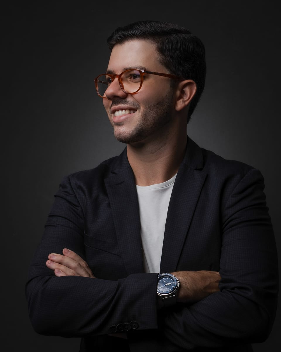 Dr. Giovanni Henrique sorrindo, de óculos